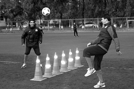 　内托(右)同弗洛雷斯玩起“网球”