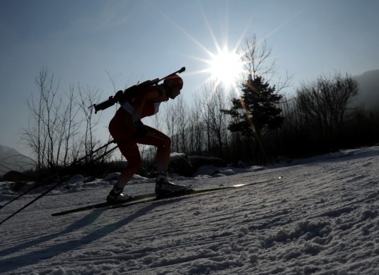 冬季两项女子3x6公里接力赛 宋娜在比赛中前行