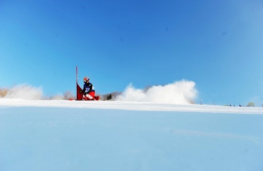 单板滑雪平行回转赛 武鹏涛滑翔在天际之间