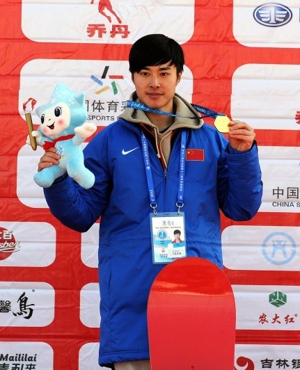 单板滑雪U型场地男子规定动作 胡艺展示金牌