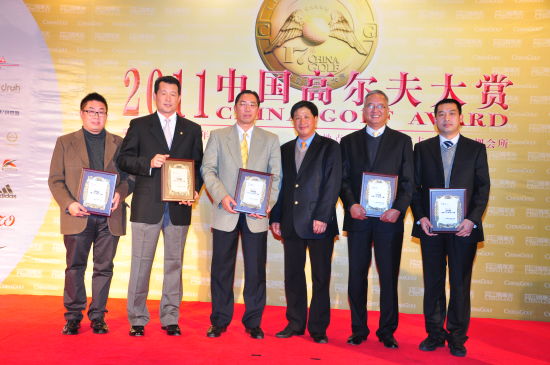 　　上海高尔夫球协会副秘书长兼常务副主席王锦培（右三）为中国高尔夫管理之星的获奖者颁奖。（左一：华堂国际高尔夫俱乐部总经理梁炜和；左二：观澜湖高尔夫球会总经理韩志山；左三：石林国际乡村俱乐部总经理赵国雄；右一：重庆保利高尔夫球会总经理李国山；右二：神州高尔夫球会总经理陆剑华）