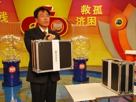 公证员检查并展示号码球箱密