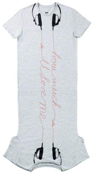 连体情侣衫： “爱我多一点”