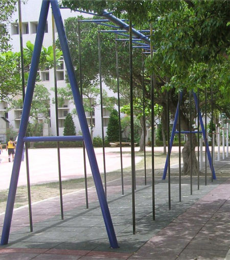 传统运动“爬竿”设施