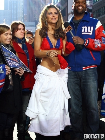 玛利亚穿比基尼主持