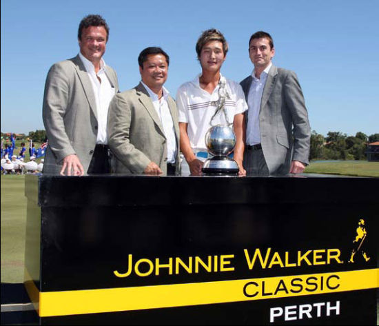 　　你没看错，这是“冤家”奇拉汉（左二）和塞林格（右一）的合影。不过后者当时代表的是澳巡赛，而不是同一亚洲