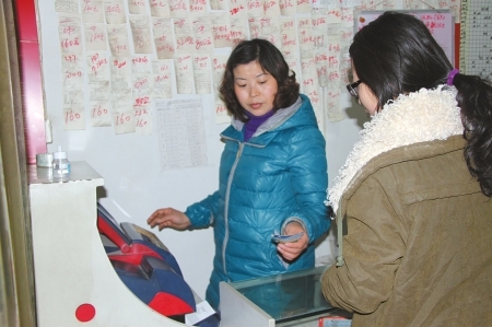 夏荣邡正在卖彩票孙鄂摄