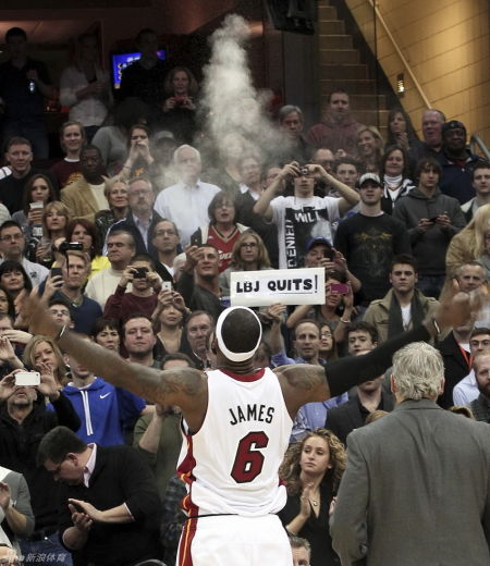 詹姆斯抛洒镁粉