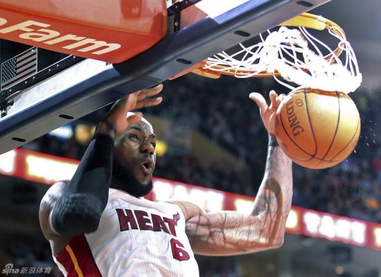 詹姆斯猛力灌篮