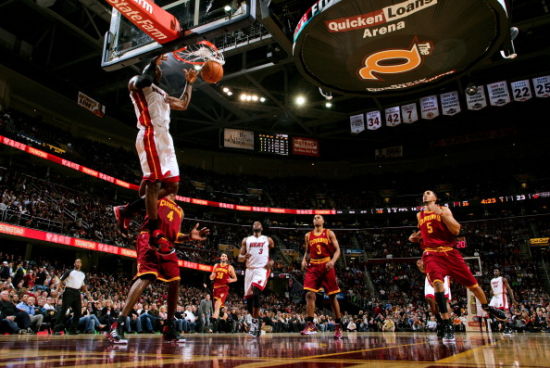 詹姆斯双手头平筐重扣