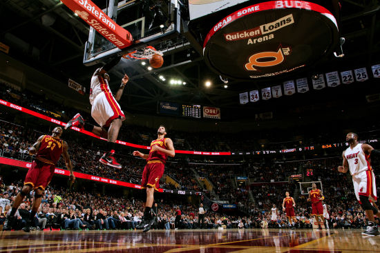 韦德助攻，詹姆斯单手逆袭