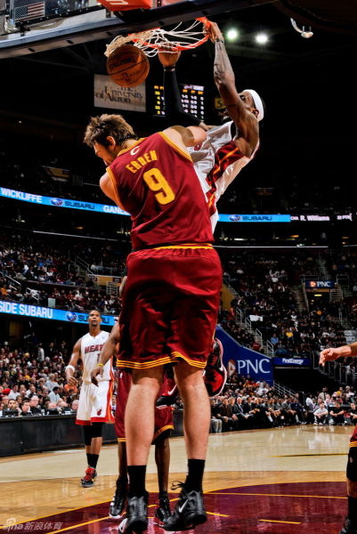 詹姆斯双手骑扣埃尔登