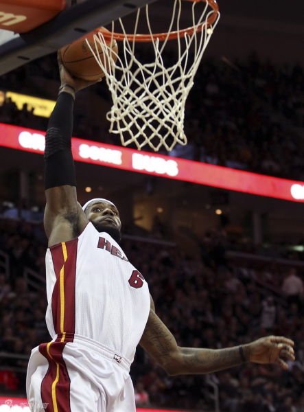 詹姆斯举火烧天单手劈扣