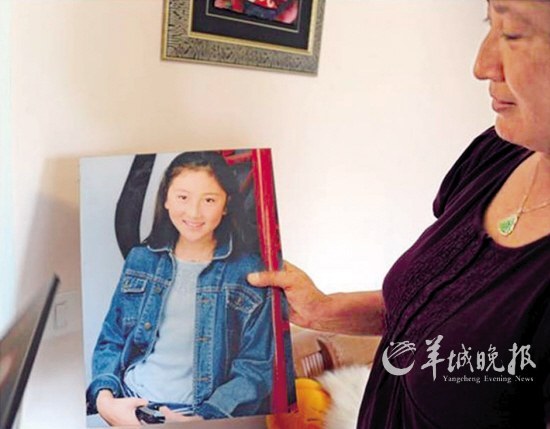 杨锡兰展示女儿照片