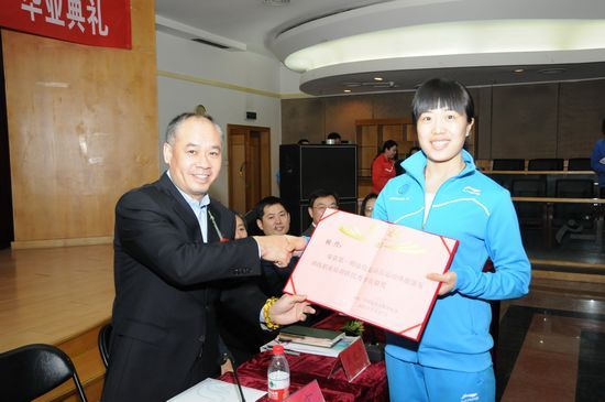 李宁为优秀学员颁奖