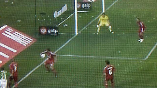 阿隆索禁区内手球也没有被判罚点球