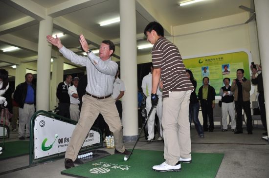 Tom Watson 在朝向高尔夫学院指导青少年球员