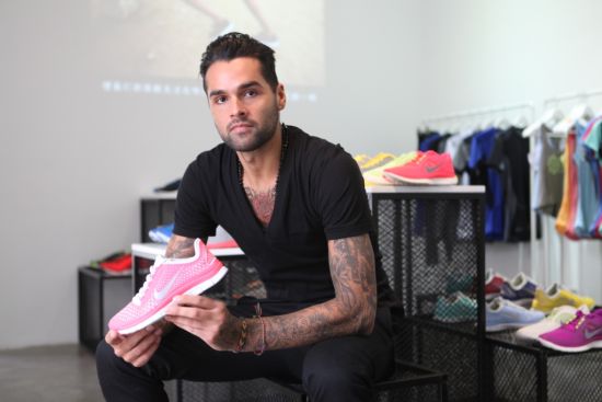 耐克跑步品类鞋业设计师Mark Miner与产品NIKE FREE系列产品合影