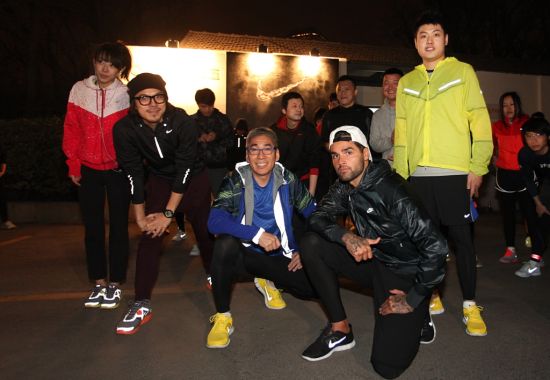 梁文博和众跑友参与NIKE FREE北京夜跑活动