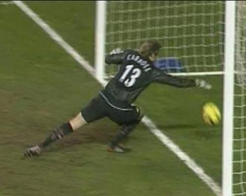 卡罗尔奋力将球捞出