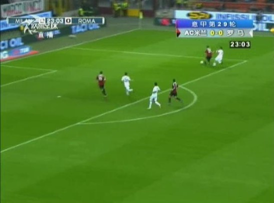 图3 博内拉成功防守住托蒂的突破并将球断下