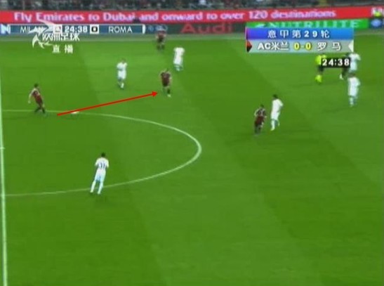 图4 博内拉中场直传安布罗西尼