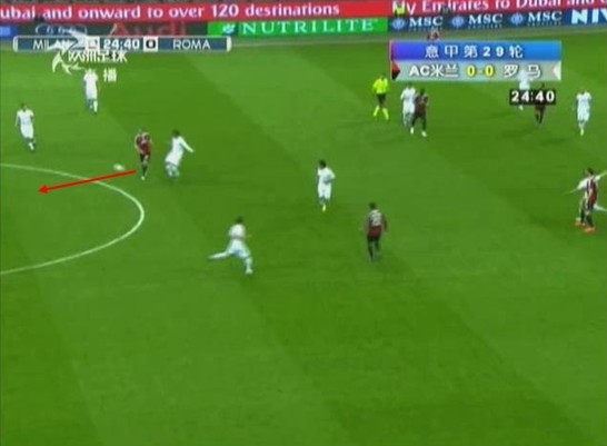 图5 安队半转身左脚回传博内拉但力量过轻