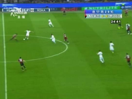 图6 罗马队的托蒂企图拦截安布罗西尼的传球