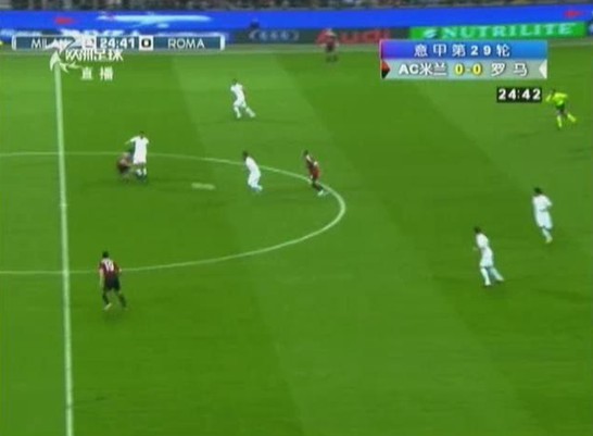 图7 博内拉及时铲挡将球破坏