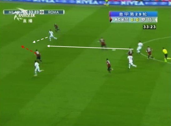 图9 托蒂中路送出直塞时博里尼迅速前插，博内拉的位置落后于博里尼