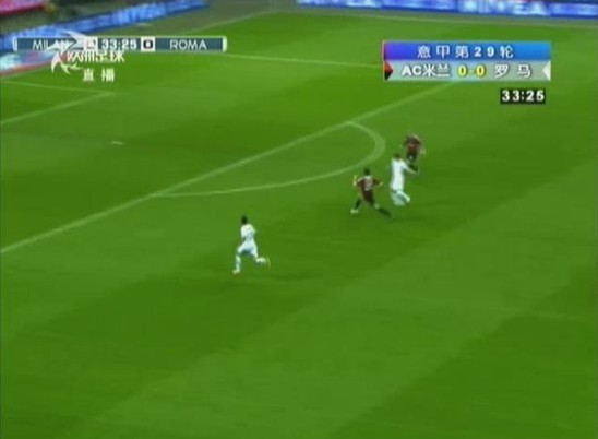 图10 当博里尼准备横传左侧的马奎尼奥时，被回防到位的博内拉断下