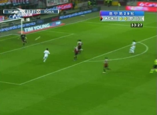 图11 博内拉断球后回传阿比亚蒂，后者大脚解围