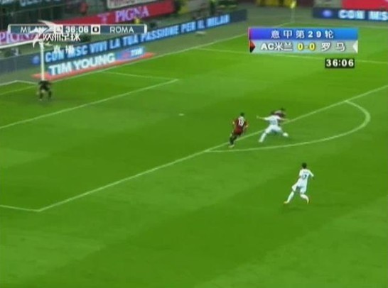 图14 博里尼停球后准备突破博内拉