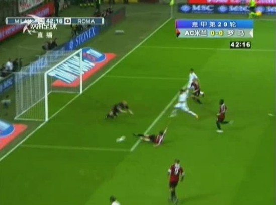 图18 博内拉铲球化解罗马队进攻