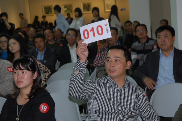 拍卖晚会现场，频频举牌