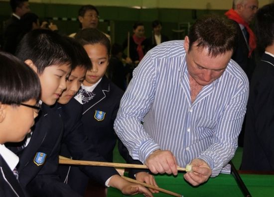 怀特和孩子们互动