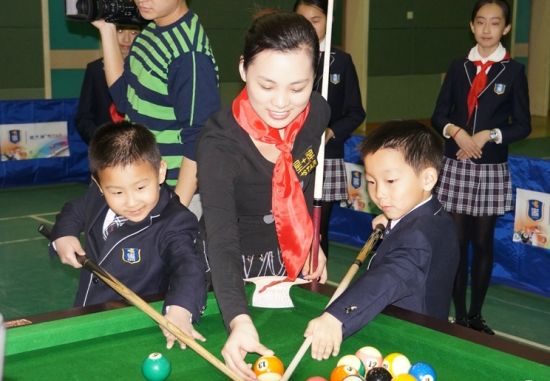 刘莎莎指点孩子们