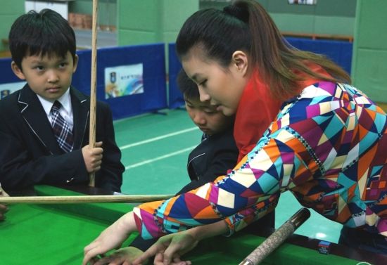 付小芳和孩子们交流