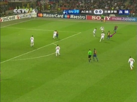 图19 阿尔维斯传球给哈维