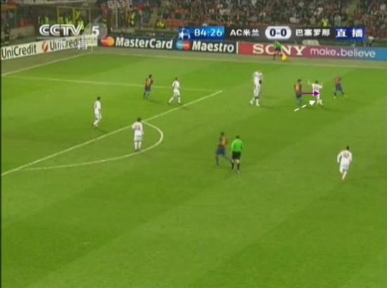 图20 哈维回传阿尔维斯时，安布突然上抢