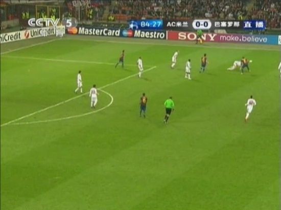 图21 阿尔维斯对安布罗西尼犯规