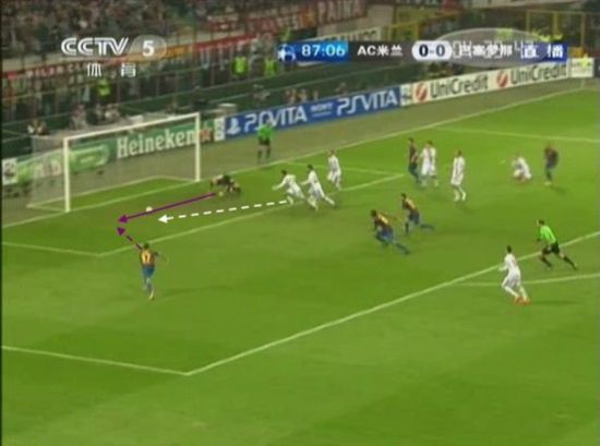 图41 阿比亚蒂将球扑出，双方冲球飞奔