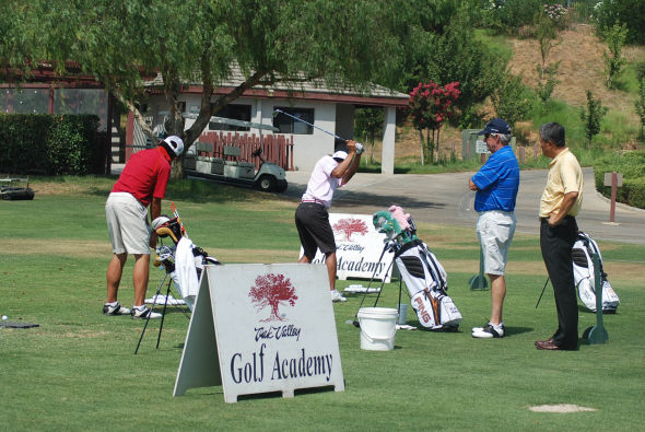 斯托克顿(右二)在橡树谷指导青少年球员