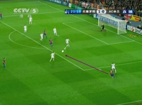 图3 阿尔维斯右路横传，内斯塔起动准备断球