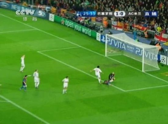 图7 内斯塔干扰阿尔维斯射门