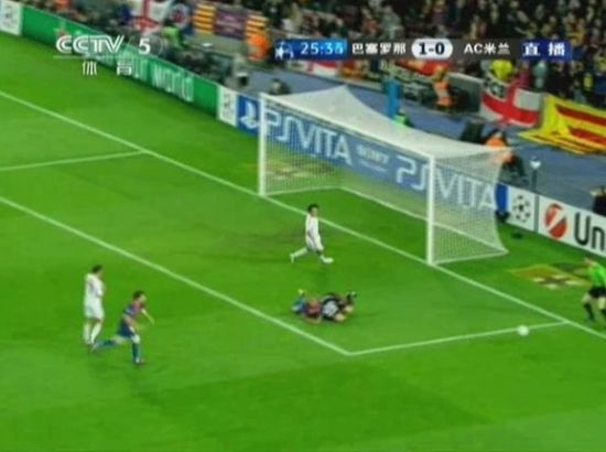 图8 阿尔维斯捅射造成冲撞阿比亚蒂犯规