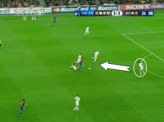 图13 梅西突破诺切里诺和安布罗西尼的防守，直接对话内斯塔