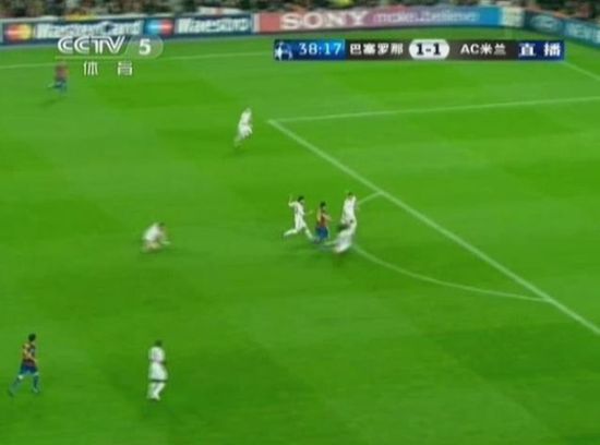 图14 内斯塔良好的站位迫使梅西变相，落入米兰包围圈