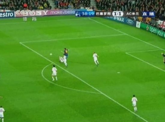 图15 最终，阿巴特的铲球破坏掉梅西的突破