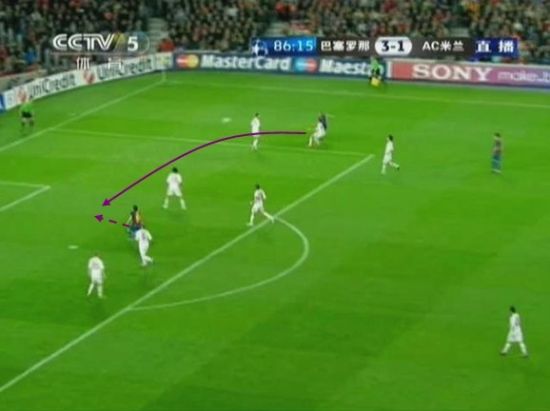 图18 阿尔维斯右路横传中路，梅西包抄